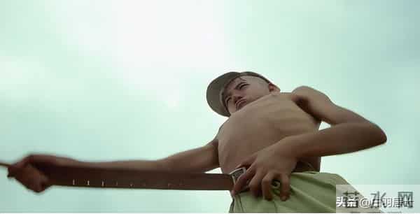 电影《三毛从军记》的荒诞，扒光了抗战时“大人物”的体面