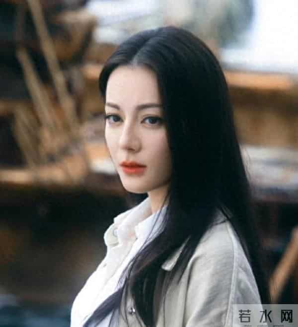 “自己惹哭的自己哄”:迪丽热巴片场真情流露,剧组氛围暖到出圈