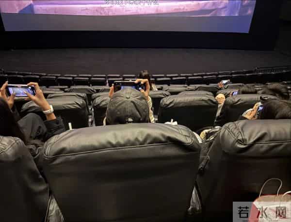 票房暴跌一夜缩水4亿,人民日报发文怒斥:“疯狂盗摄城”