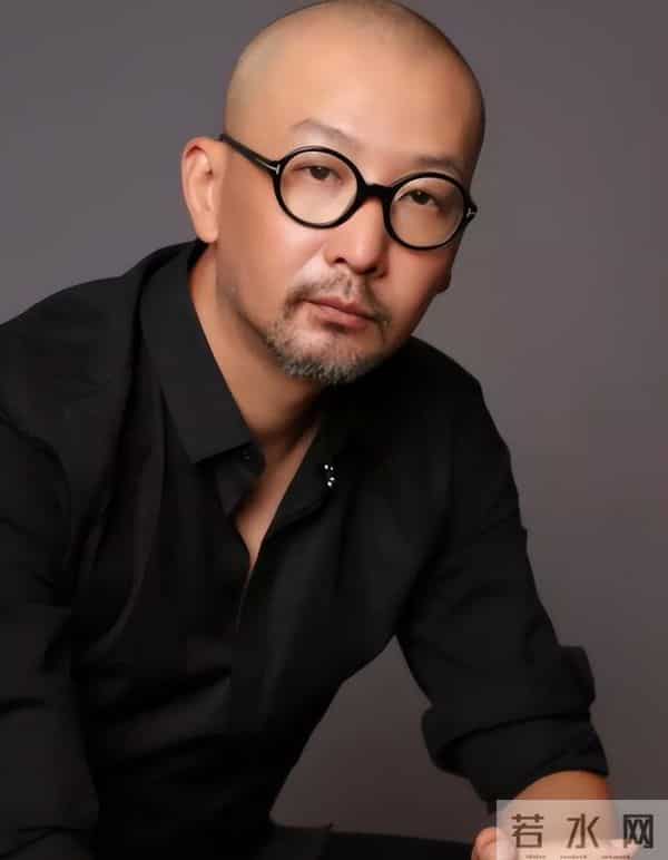 58岁的管虎获得金字塔荣誉奖