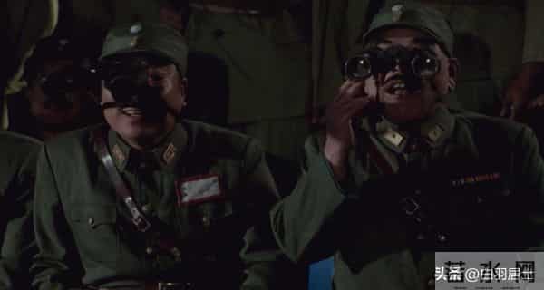 电影《三毛从军记》的荒诞，扒光了抗战时“大人物”的体面