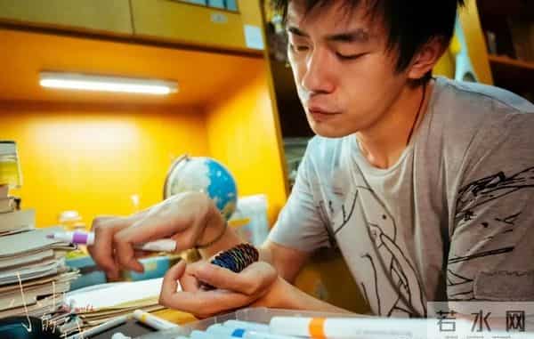 易烊千玺受伤背后,拼命拍戏害了谁?下一部戏还能演吗。