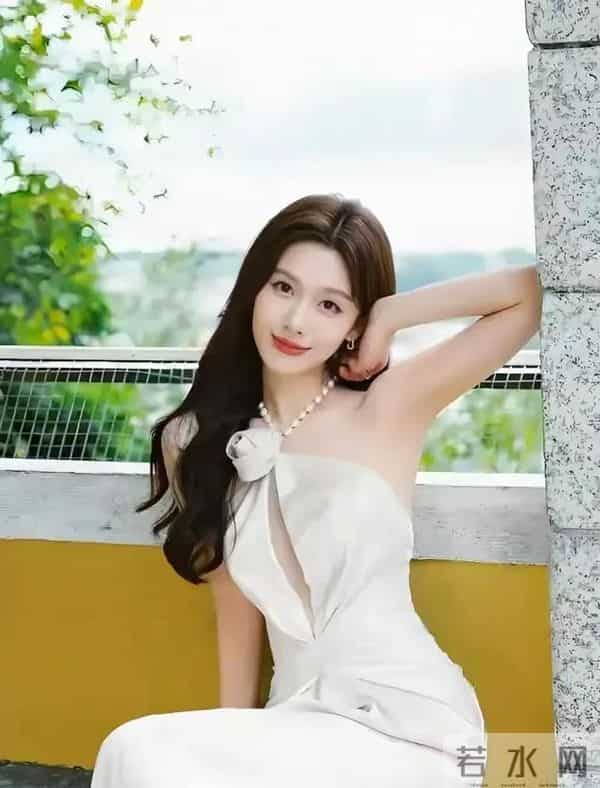 出道10年默默无闻，《大生意人》一身素衣火了，长得很清纯