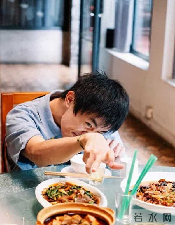 内娱劳模紧急“罢工”！易烊千玺终止进组，身体：我先躺平了