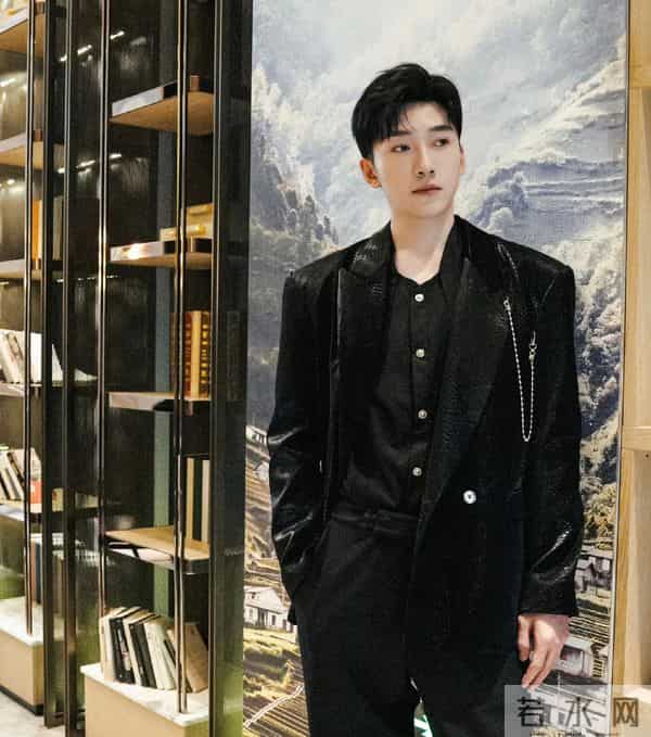 难怪看《唐诡》中的他眼熟,原来是我们的童年男神尔泰啊!