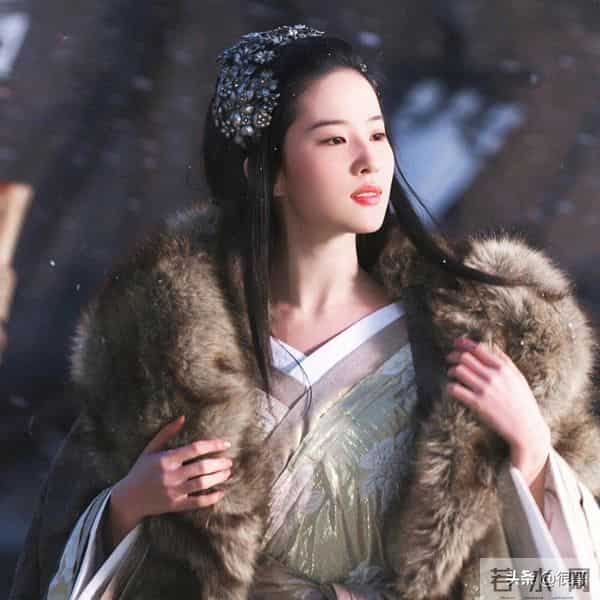 执扇定乾坤：当刘亦菲化身诸葛亮，全女版三国为何引爆全网？