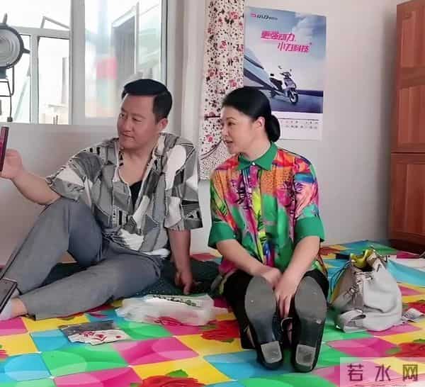 “长贵”王小宝缅怀搭当于月仙。好多年了,总是挥之不去。