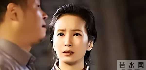 她长得漂亮，演技好，父母却一个瘫痪，一个截肢，丈夫将她宠成宝