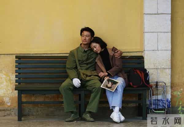 比肩姜文，重看《芳华》，我终于读懂了冯小刚在电影里的那些隐喻