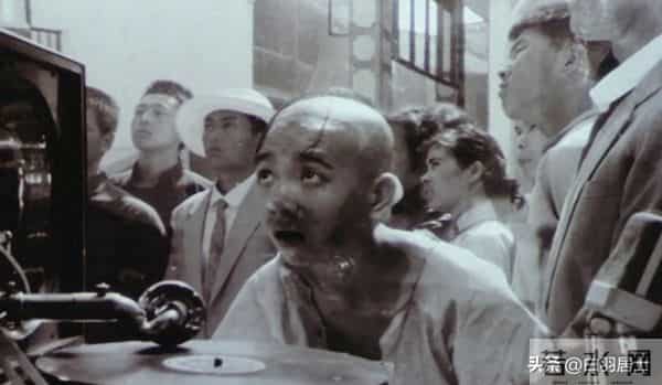 电影《三毛从军记》的荒诞，扒光了抗战时“大人物”的体面