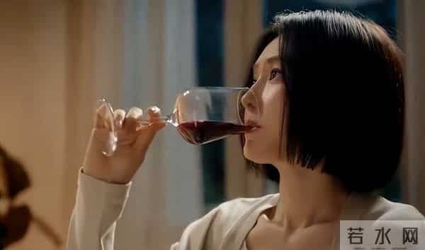 《亦舞之城》冯睿调取办公室监控，才知，谭军当年是被冤枉的。