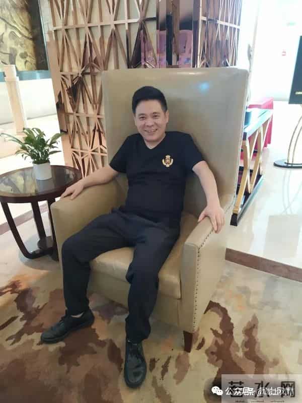 穿过丛林去看小溪水（高启银）