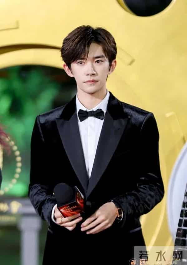 易烊千玺受伤背后,拼命拍戏害了谁?下一部戏还能演吗。