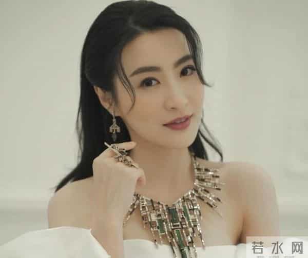 扭腰晃肩、一步三摇，太后演成风尘女，这就是TVB视后的实力？