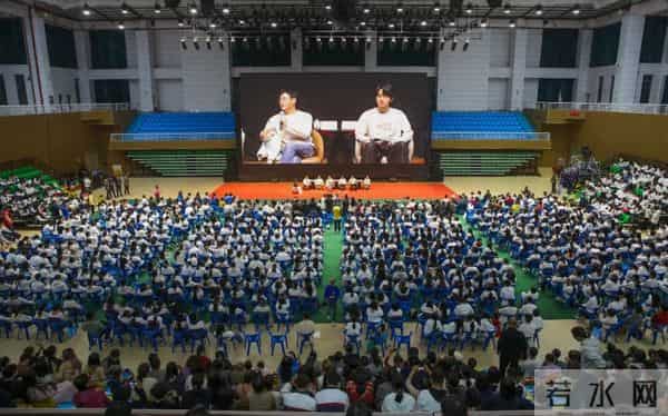 张颂文携新片赴“十年之约” 韶关学院千人共上“第二课堂”