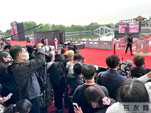 第十一届“文荣奖”揭晓！何沐蓉等青年演员亮相红毯。