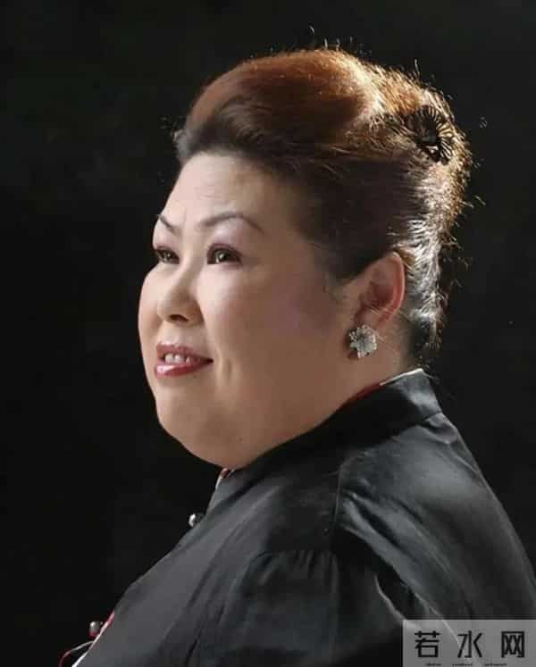 著名女演员生前作品刷屏，粉丝集体喊假，墓园证实真相。