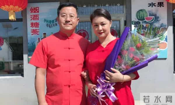 “长贵”王小宝缅怀搭当于月仙。好多年了,总是挥之不去。