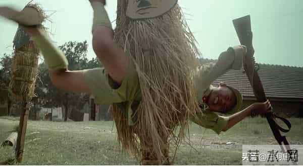 电影《三毛从军记》的荒诞，扒光了抗战时“大人物”的体面