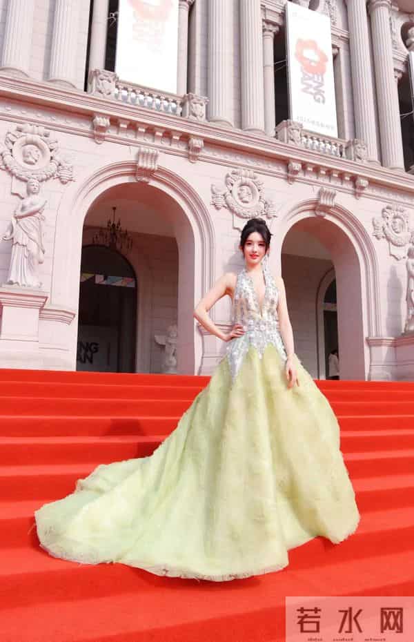 第十一届“文荣奖”揭晓！何沐蓉等青年演员亮相红毯。