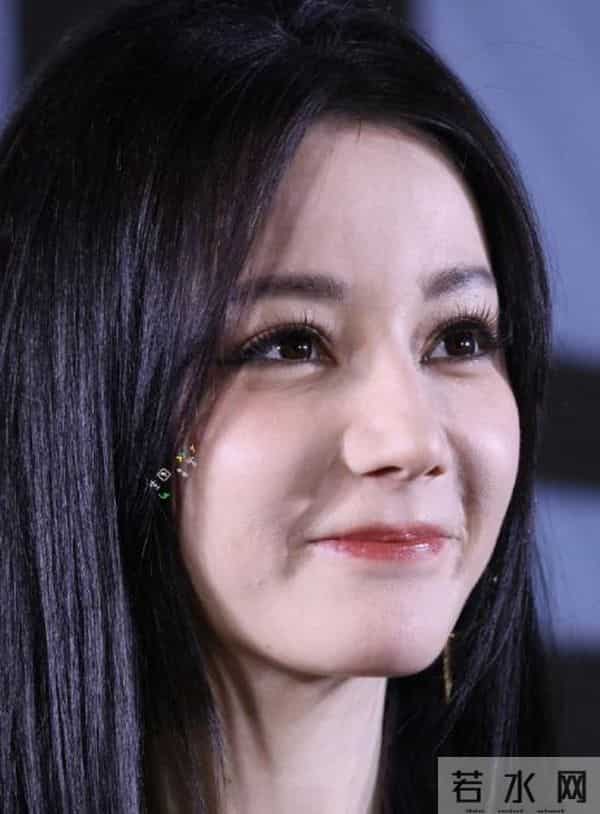 “自己惹哭的自己哄”:迪丽热巴片场真情流露,剧组氛围暖到出圈