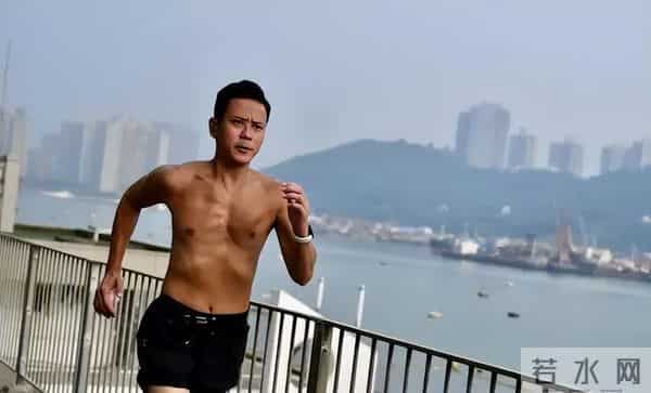 TVB老绿叶汤俊明2024年5月在深圳直播时一句“香港演员也要吃饭