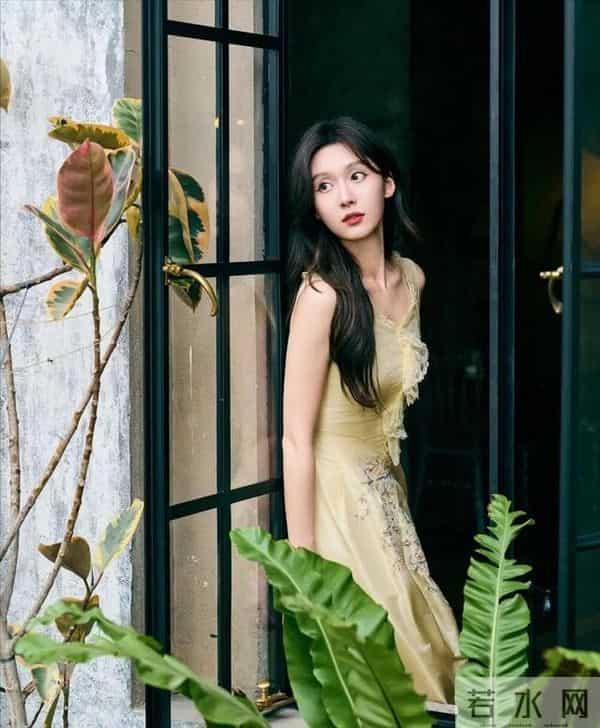 出道10年默默无闻，《大生意人》一身素衣火了，长得很清纯