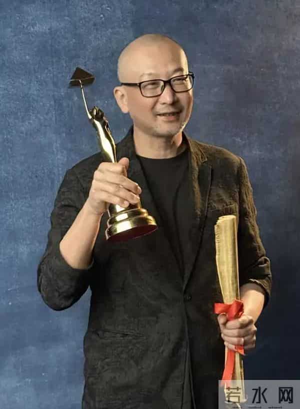 58岁的管虎获得金字塔荣誉奖