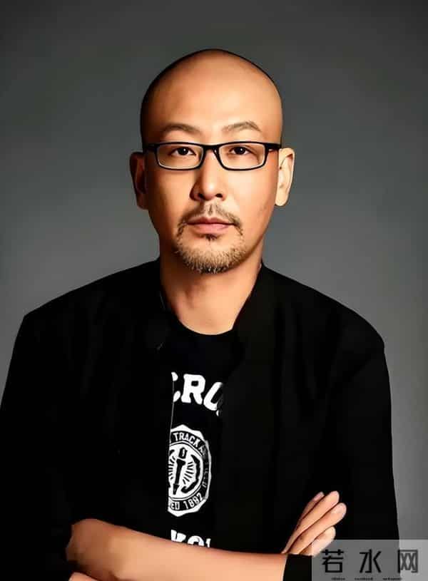 58岁的管虎获得金字塔荣誉奖