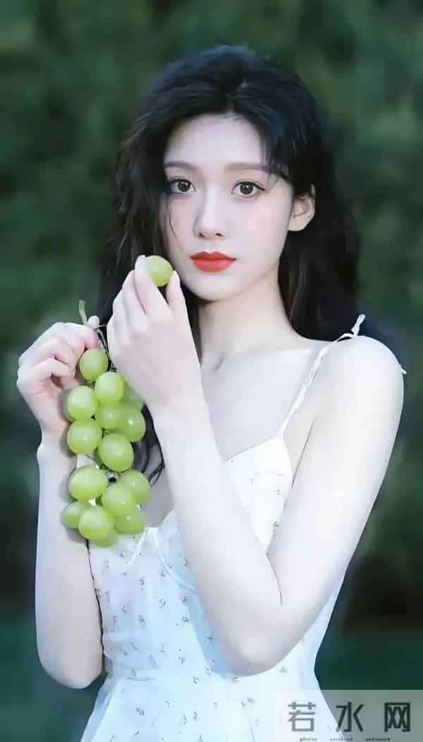 出道10年默默无闻，《大生意人》一身素衣火了，长得很清纯