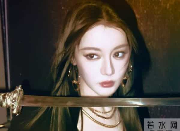 “自己惹哭的自己哄”:迪丽热巴片场真情流露,剧组氛围暖到出圈