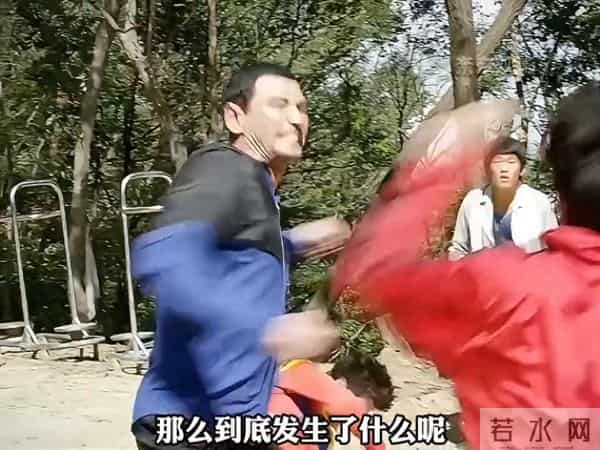 阳光洒下的瞬间，他眼神中的故事，谁懂？