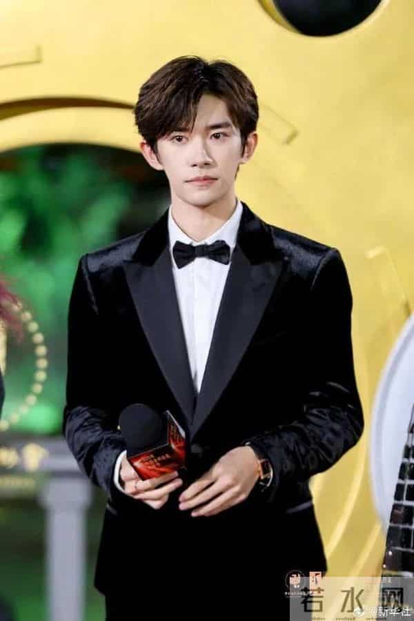 24岁摘金鸡影帝！易烊千玺为戏伤身引心疼