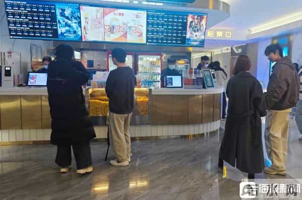 海报实验室丨电影票价线上线下差距有多大？记者实测同一影片、同一影院、同一场次的线上线下价差每张最高达90元！