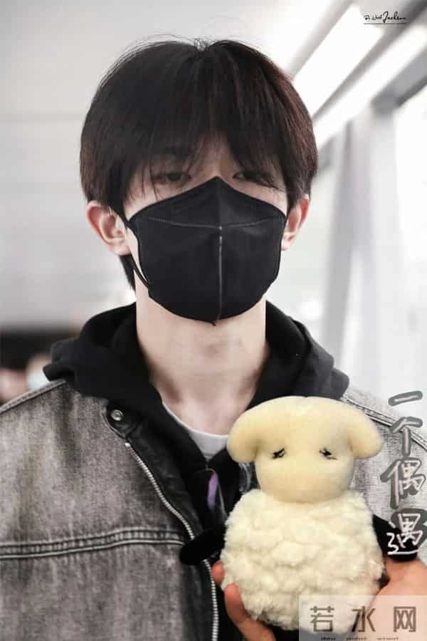 内娱劳模紧急“罢工”！易烊千玺终止进组，身体：我先躺平了