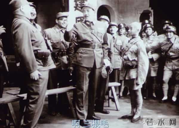 电影《三毛从军记》的荒诞，扒光了抗战时“大人物”的体面