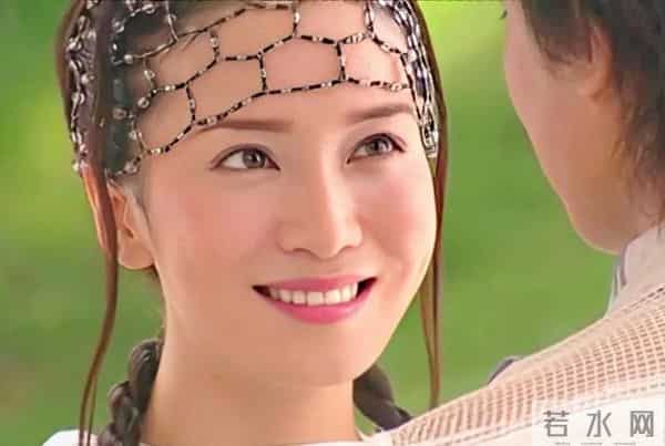 她长得漂亮，演技好，父母却一个瘫痪，一个截肢，丈夫将她宠成宝