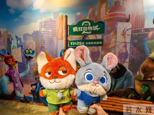 刷爆朋友圈！凌晨加场、周边售罄，票房狂揽太狠了！