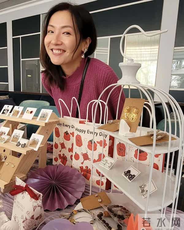 TVB梁珈詠入行演百套剧多扮绿叶，为追梦摆摊卖饰品，北上寻开心