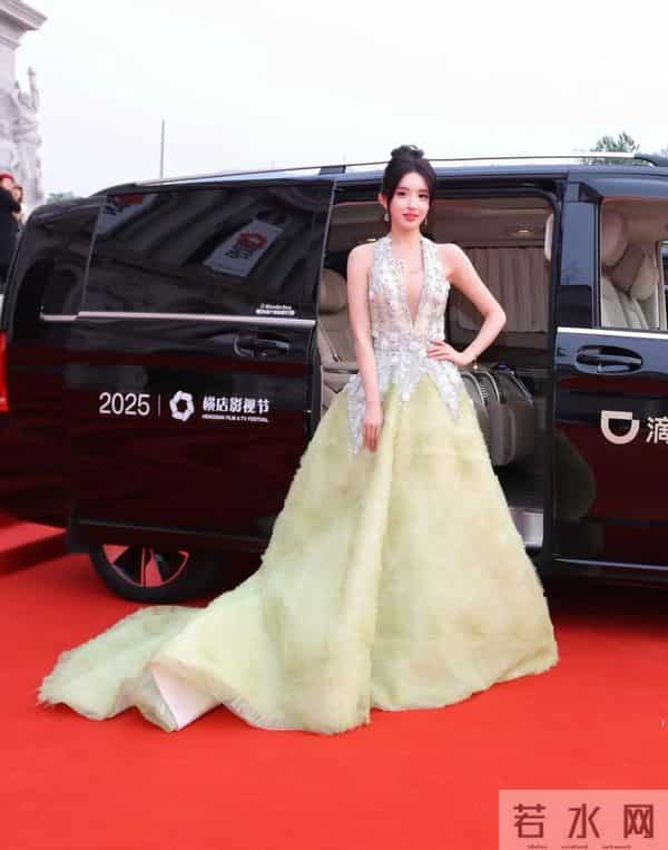 第十一届“文荣奖”揭晓！何沐蓉等青年演员亮相红毯。