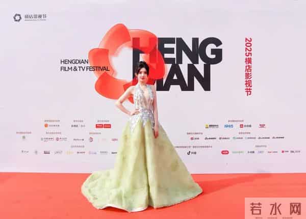 第十一届“文荣奖”揭晓！何沐蓉等青年演员亮相红毯。