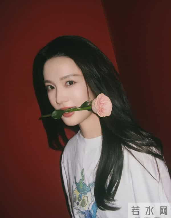 捧花照片网络炸锅，新剧花语传情桥段，演技精湛征服观众