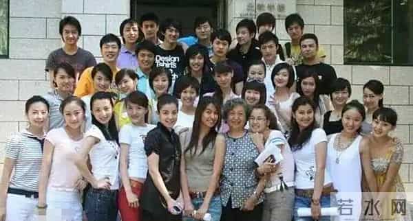 一股子青楼味儿！央8《大生意人》最大败笔，就是扮嫩撒娇的她