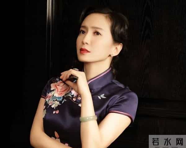 她长得漂亮，演技好，父母却一个瘫痪，一个截肢，丈夫将她宠成宝