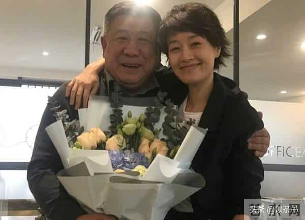 原来他俩是夫妻，家里家外老婆是领导，68岁住大别墅仍坚持拍戏