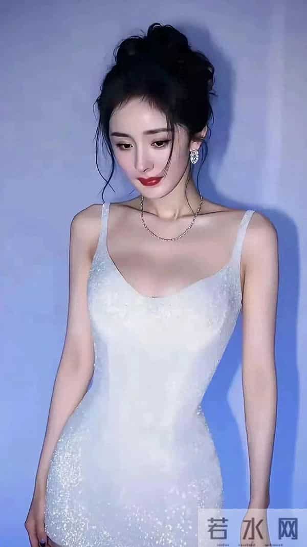 杨幂身穿一袭性感吊带连衣裙,身材火辣很是性感“撩人”