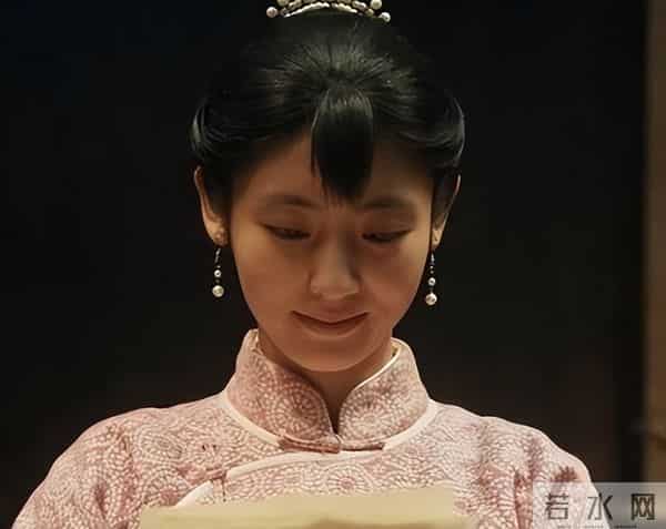 邢菲拿奖就曝恋情，两人被拍见家长，男友选秀出身，母亲下楼迎接