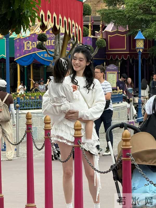 迪士尼偶遇何猷君一家，4岁女儿背1.7万挎包，奚梦瑶本人美到失语