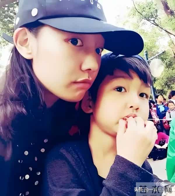白百何一家回国,大儿子又黑又老,小儿子长相曝光眼小脸大不像她