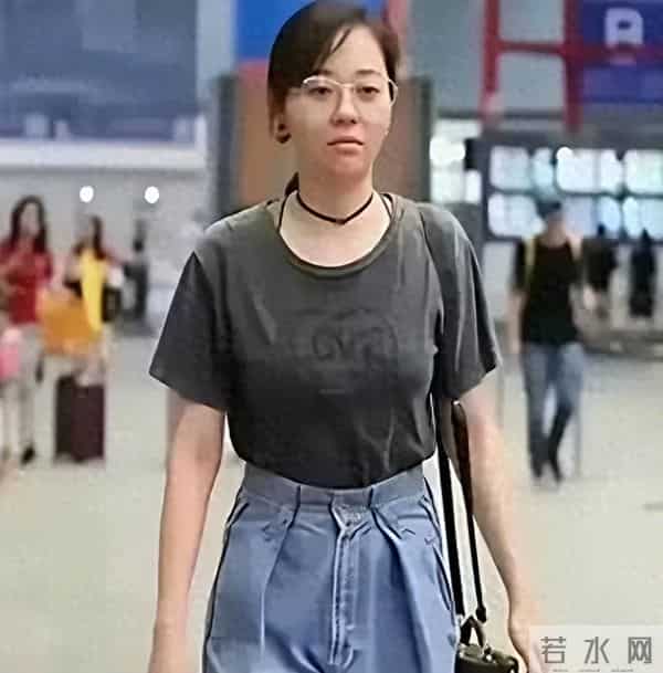 张靓颖素颜亮相机场被偶遇，网友-和普通人差不多 舞台上妆化太狠